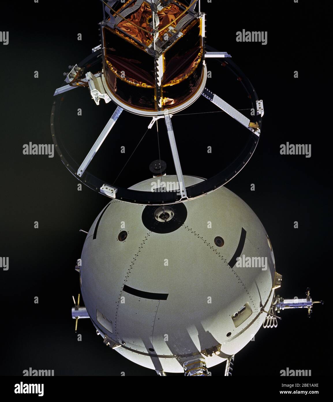 1992 - STS-46 1 Système de Satellite captif (TSS-1) déploiement de satellites OV-104 Banque D'Images