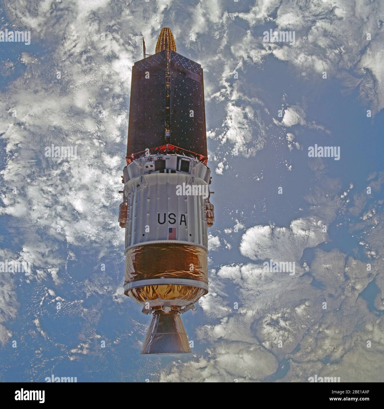 (2 août 1991) --- Le Tracking and Data Relay Satellite (TDRS-E), est considéré presque comme une silhouette dans cette image de 70 mm. La SRDT a été capturé sur le film qu'il s'est éloigné de l'Atlantis en orbite autour de la terre à peine six heures après la navette a été lancée à partir de 39A au Centre spatial Kennedy, en Floride. Banque D'Images
