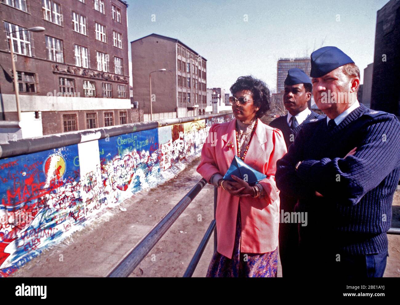 CMSGT du Air Force James C. Binnicker CMSGT, Willie Currie, 7350th Air Base Group (7350TH ABG), et Mme Currie visiter le Mur de Berlin. Binnicker est à Berlin Tempelhof Airport à tour centrale, home base de la 7350th ABG. Banque D'Images