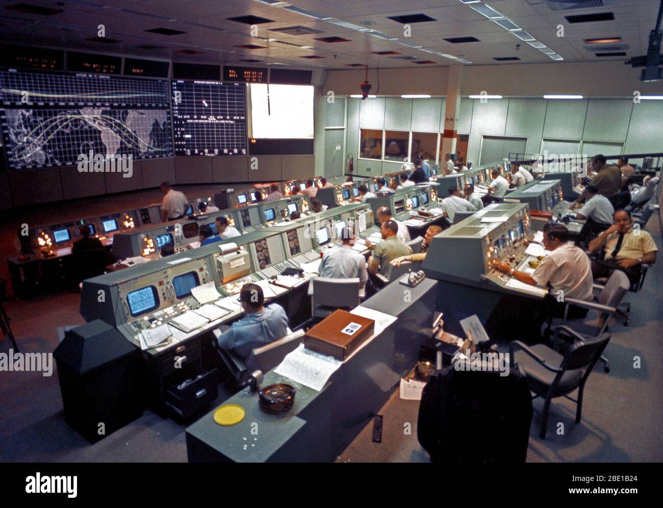 Vue d'ensemble de l'activité dans la salle de contrôle des opérations de mission dans le centre de contrôle de mission, Édifice 30, le premier jour de la mission de l'espace Apollo 7. Banque D'Images