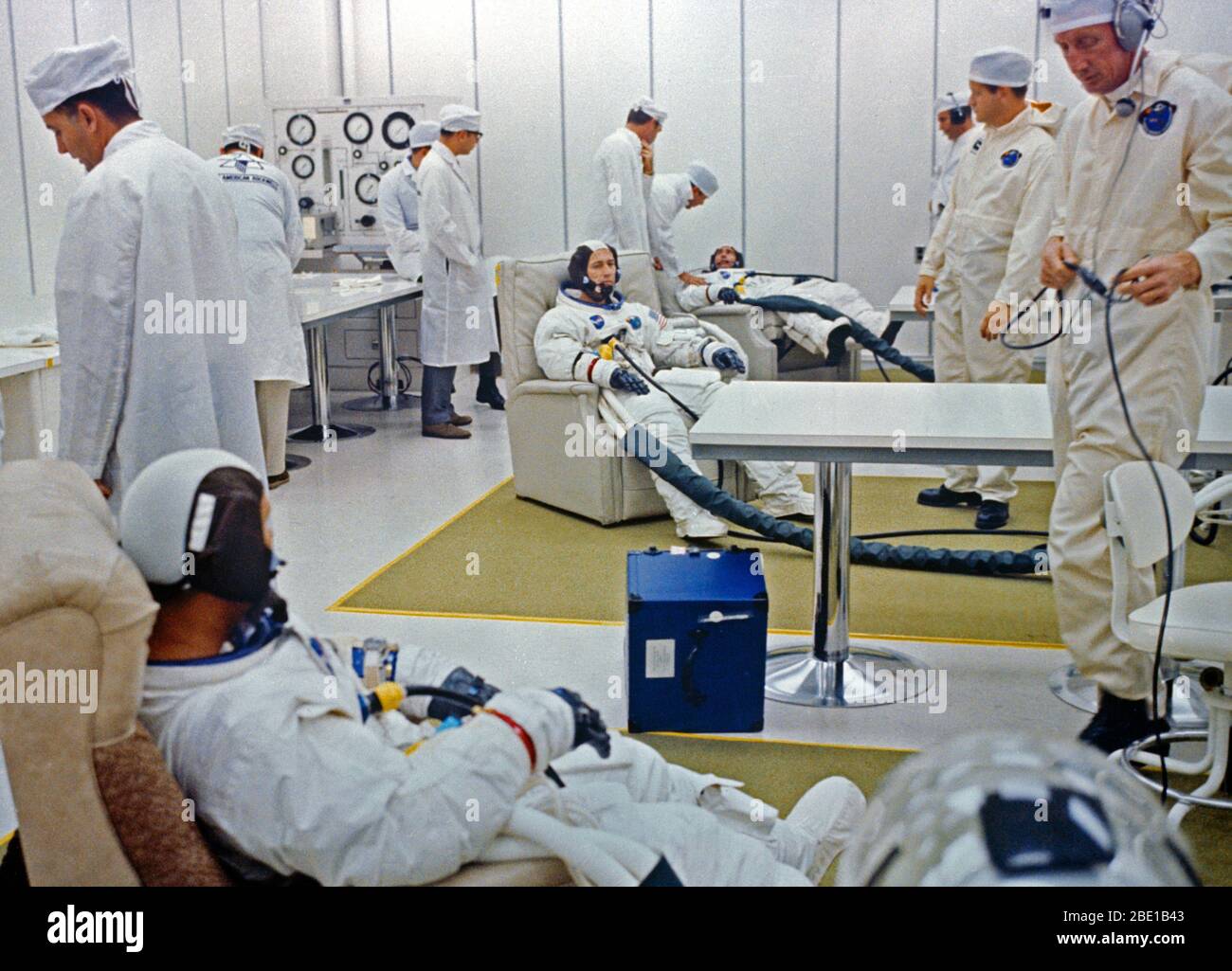 Le premier équipage Apollo 7 passe par l'aide à l'exploitation du Centre Spatial Kennedy Manned Spacecraft Operations Building au cours de la mission Apollo 7 Lancement de compte à rebours. De l'avant à l'arrière, sont des astronautes Walter M. Schirra Jr., commandant ; F. Donn Eisele, pilote du module de commande ; et Walter Cunningham, pilote du module lunaire. Banque D'Images