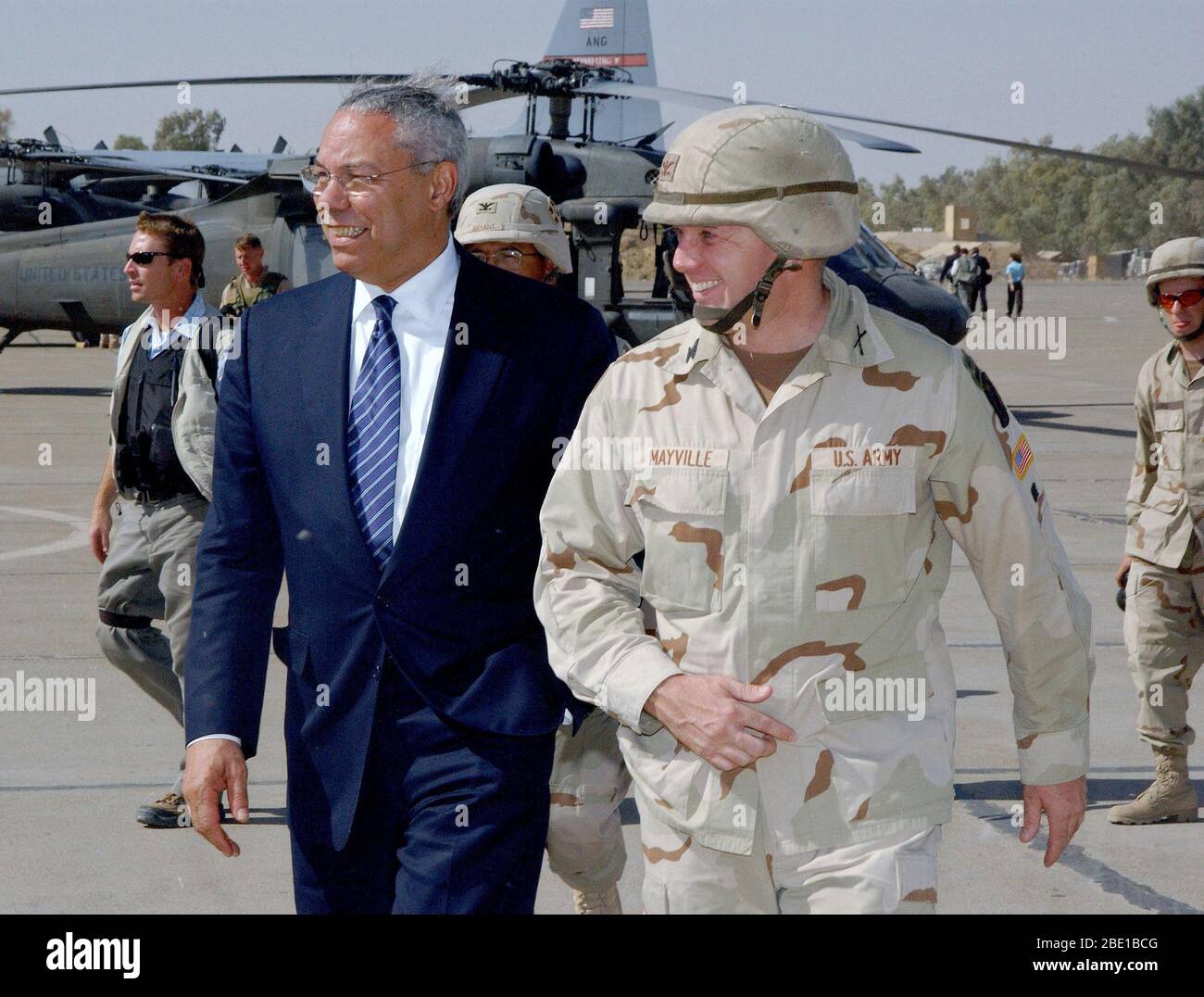 US Army Colonel William Mayville, commandant de la 173e Brigade aéroportée (ABN BDE) se félicite de la secrétaire d'Etat Colin Powell lors de son arrivée à Kirkuk Air Base (AB), l'Iraq. Le Secrétaire est de visiter de nombreux endroits à travers l'Iraq, y compris Bagdad, Kirkouk et de rencontrer les troupes de l'opération IRAQI FREEDOM. Banque D'Images