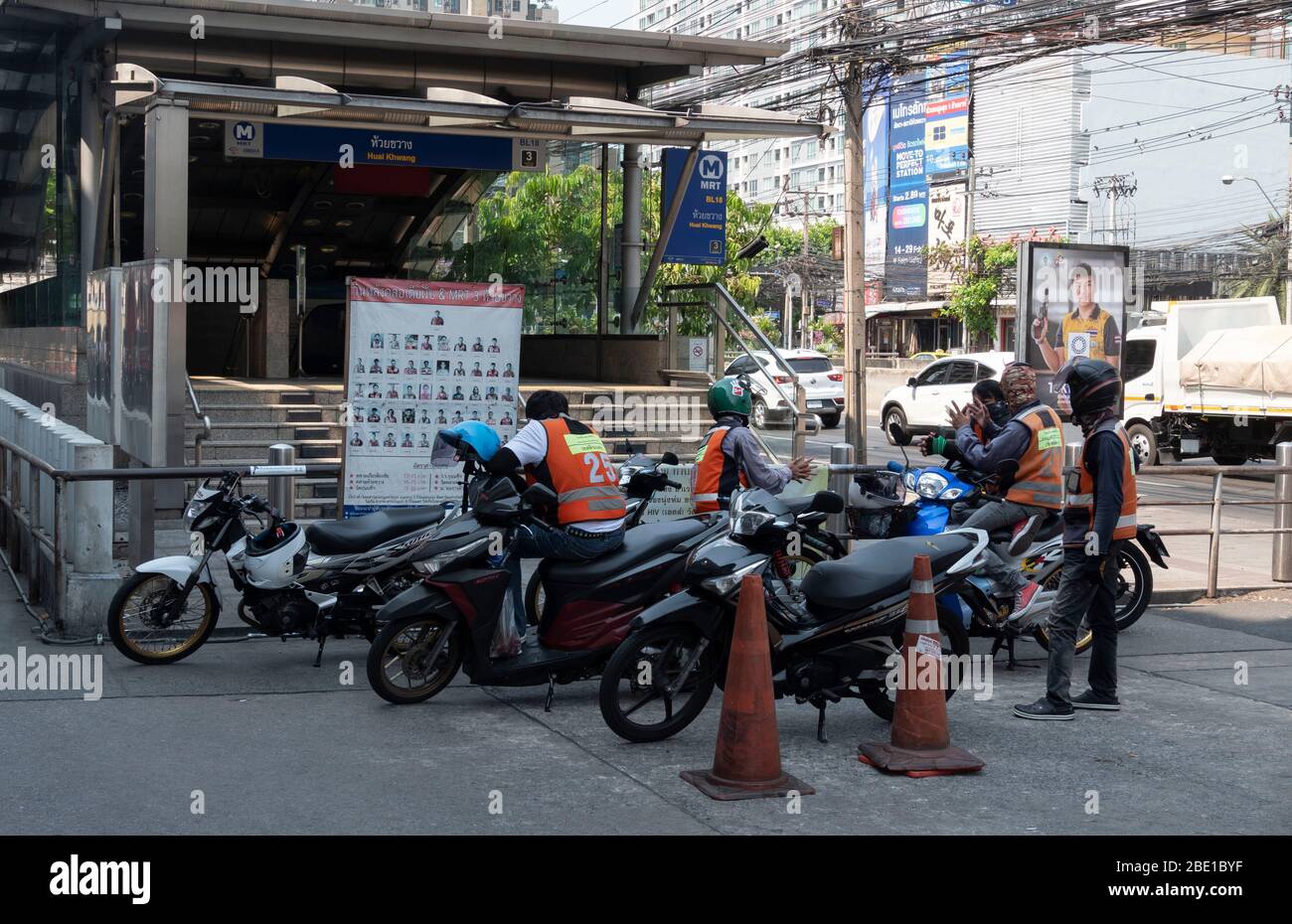 Les taxis à moto attendent peu de clients après que le gouvernement de Bangkok ait ordonné la fermeture de la plupart des entreprises en raison de la propagation rapide si le virus ou le coronavirus de Covid-19 en Thaïlande. Banque D'Images