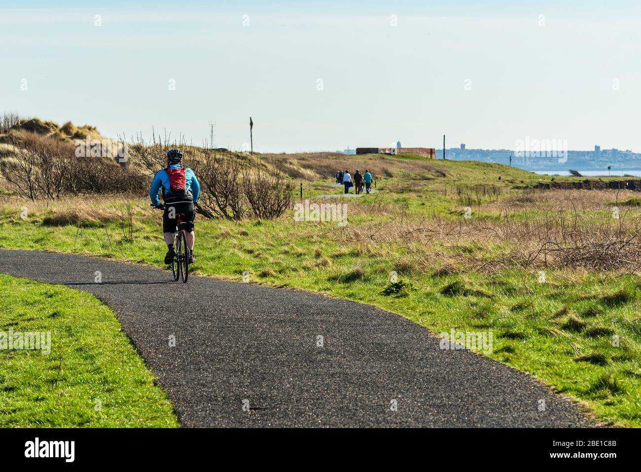 Cyclistes sur le sentier côtier, partie de la route circulaire de Sefton, à Crosby, Merseyside Banque D'Images