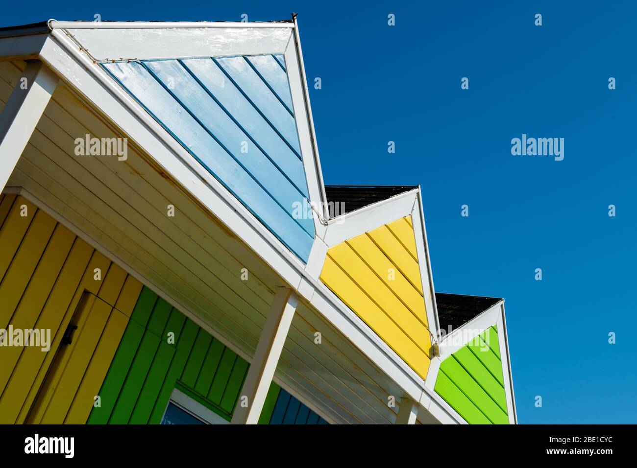 Toit coloré et contrasté et ciel bleu, Jersey, îles Anglo-Normandes. Copier l'espace en haut à droite. Banque D'Images