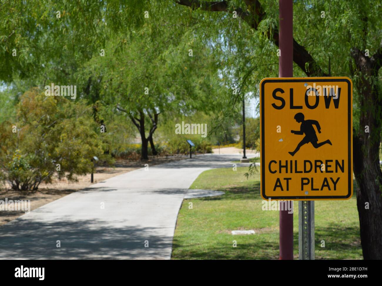 Lent enfants au Play Sign at Foothills Park, Glendale, Maricopa County, Arizona USA Banque D'Images