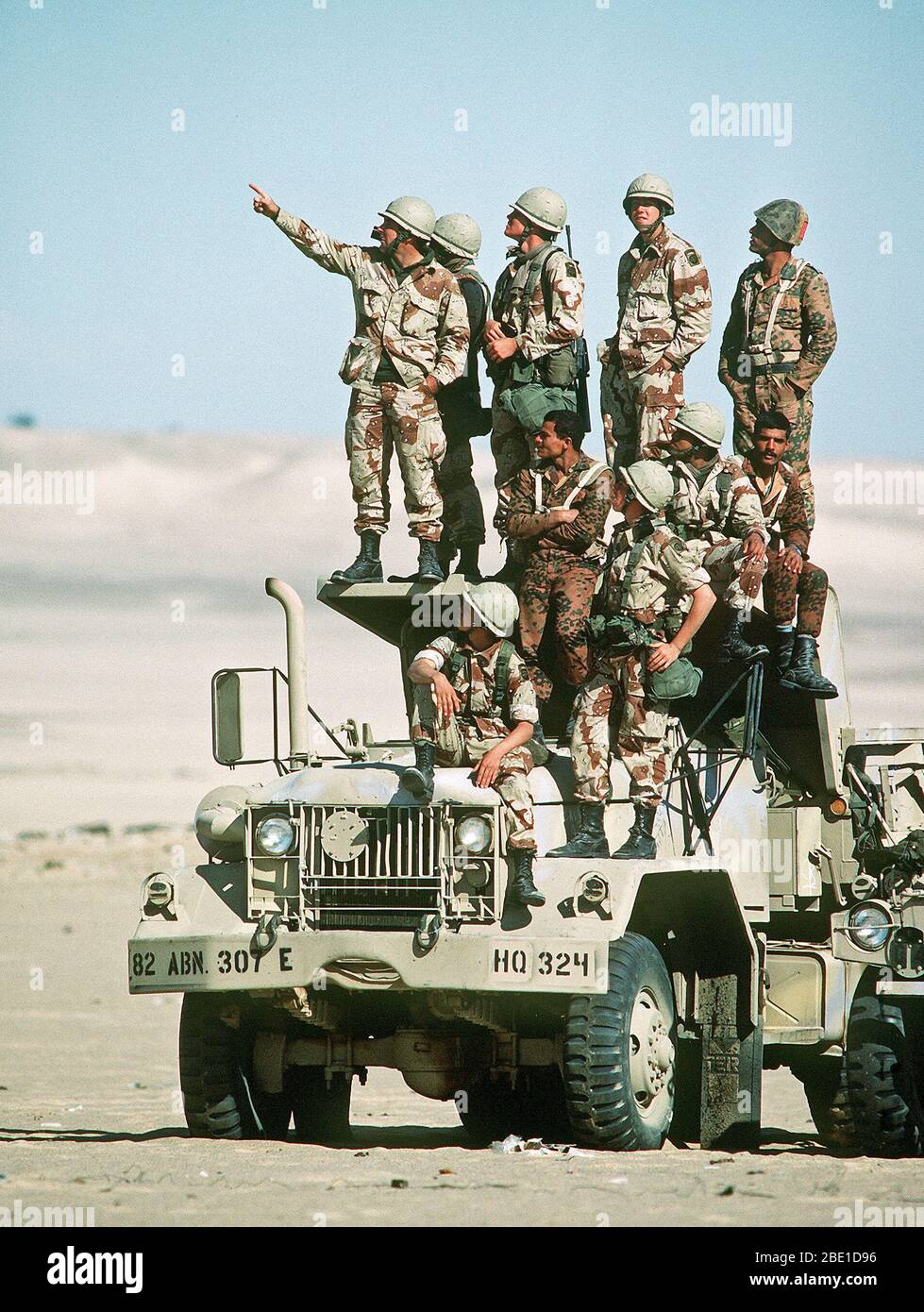 Les observateurs militaires de l'Égypte et des États-Unis montre un exercice de terrain interarmes d'un camion pendant l'exercice Bright Star '82. Banque D'Images