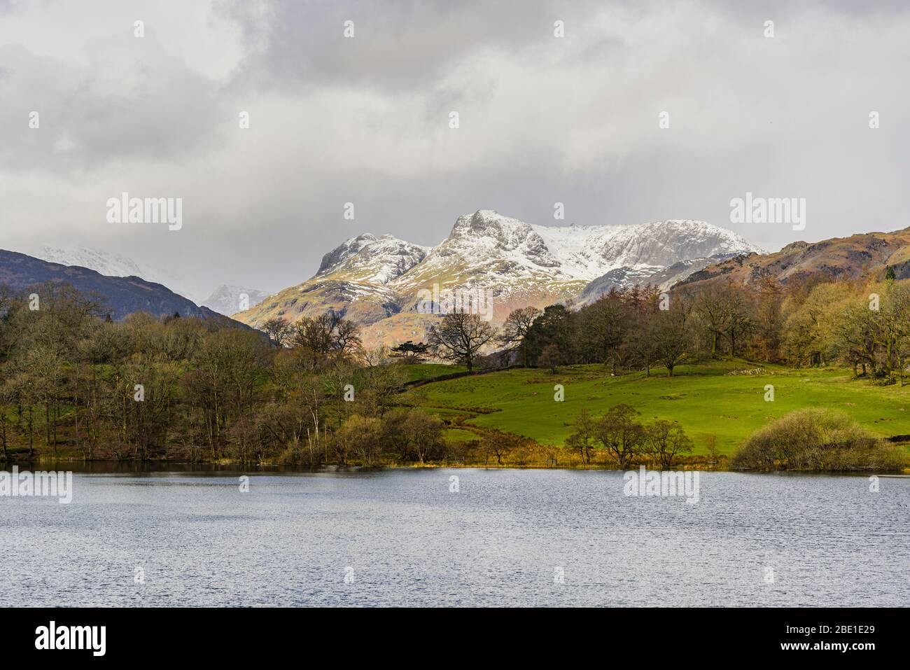 Loughrigg Tarn et les Pikes de Langdale dans le district de English Lake Banque D'Images