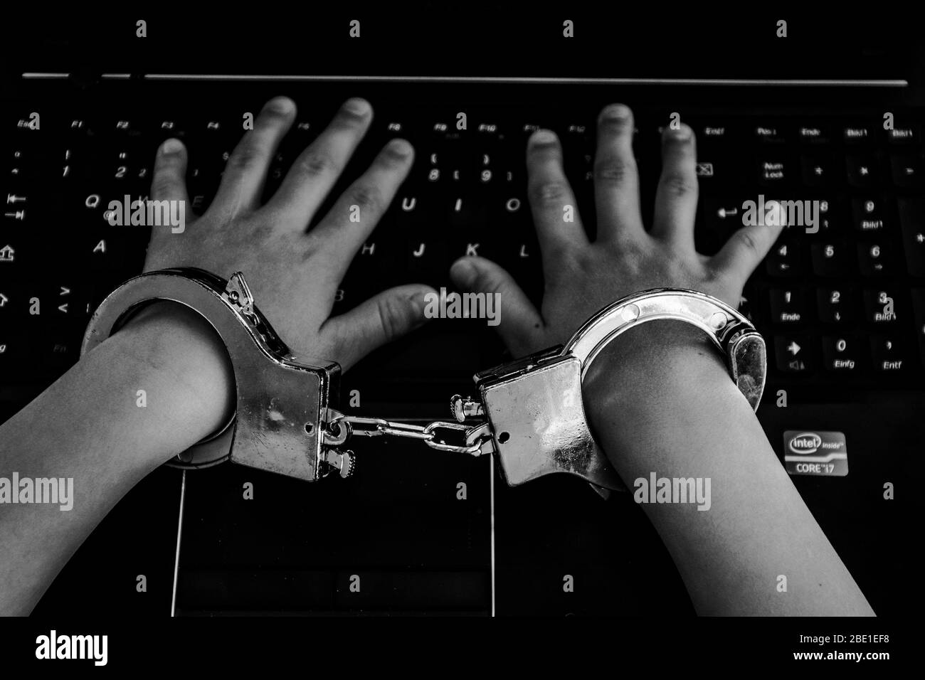 Bamberg, Allemagne. 10 avril 2020. Bamberg, Allemagne 10 avril 2020: Images d'icônes - Coronavirus - 04/10/2020 Corona/Coronavirus/virus/Covid-19/fraude d'urgence/fraude/cybercriminalité/crime/police/fraude en ligne/arrestation/police/menottes/ordinateur/détention pour fraudeurs/malfrats/piratage informatique/crime informatique/emprisonnement/prison/justice/mandat/vol de données/données en direct/données en direct/données en ligne Banque D'Images