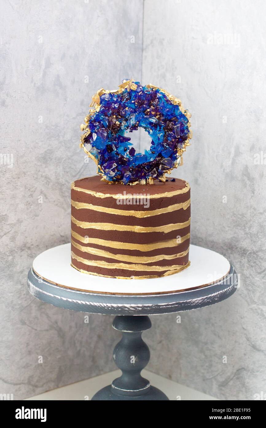 Gateau Moderne Au Chocolat Avec Rayures Dorees Et Geode Bleu Isomalt Fond Gris Photo Stock Alamy