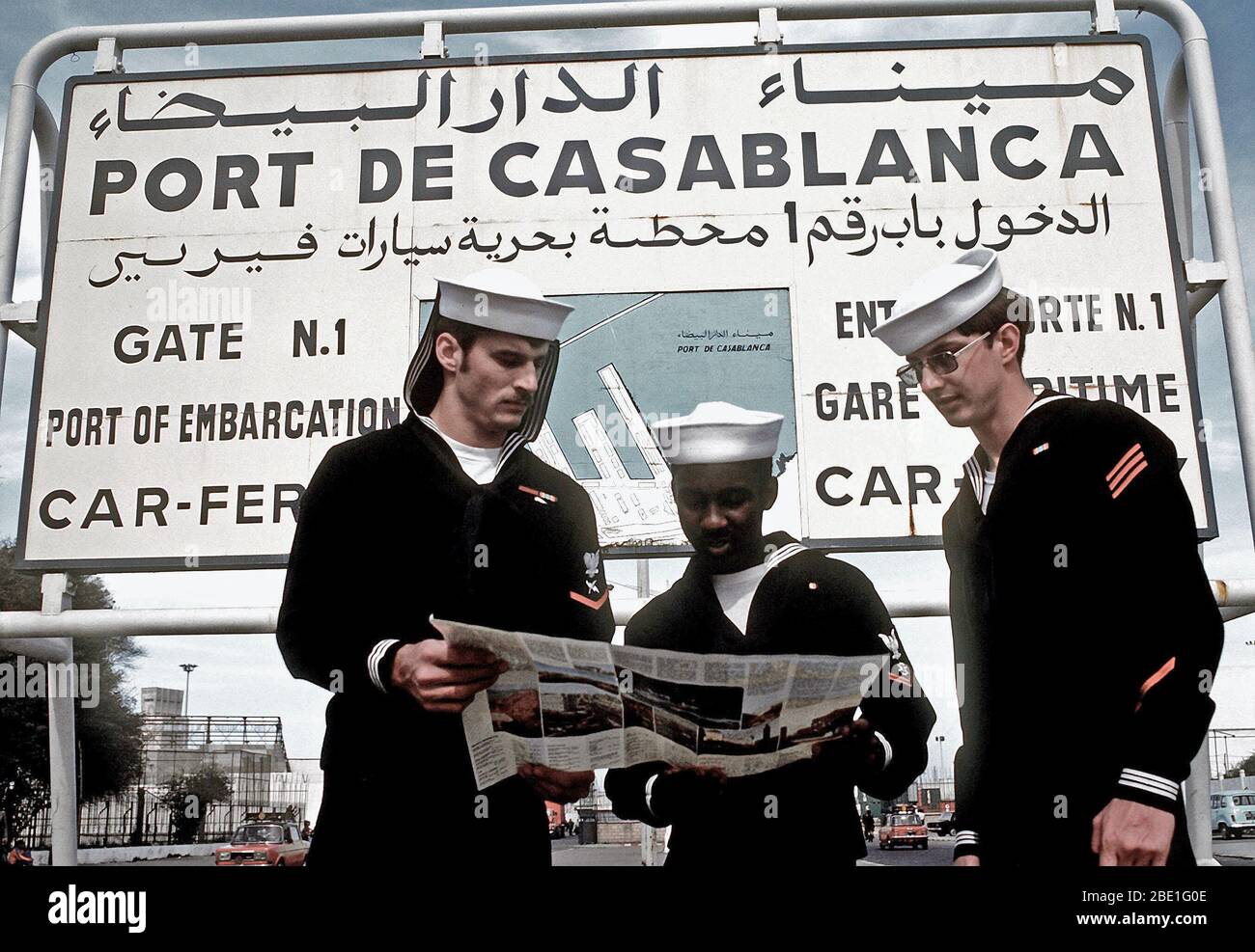 1982 - U.S. marins regardez leur site à l'entrée au port de Casablanca, au cours d'une visite du port. Casablanca Maroc Banque D'Images
