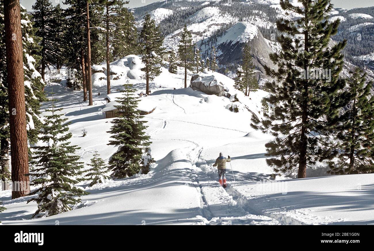 1982 - Un membre de la base aéronavale de Lemoore, en Californie, l'équipe de recherche et sauvetage skis descendu un sentier en hiver ski de survie de la formation. Banque D'Images