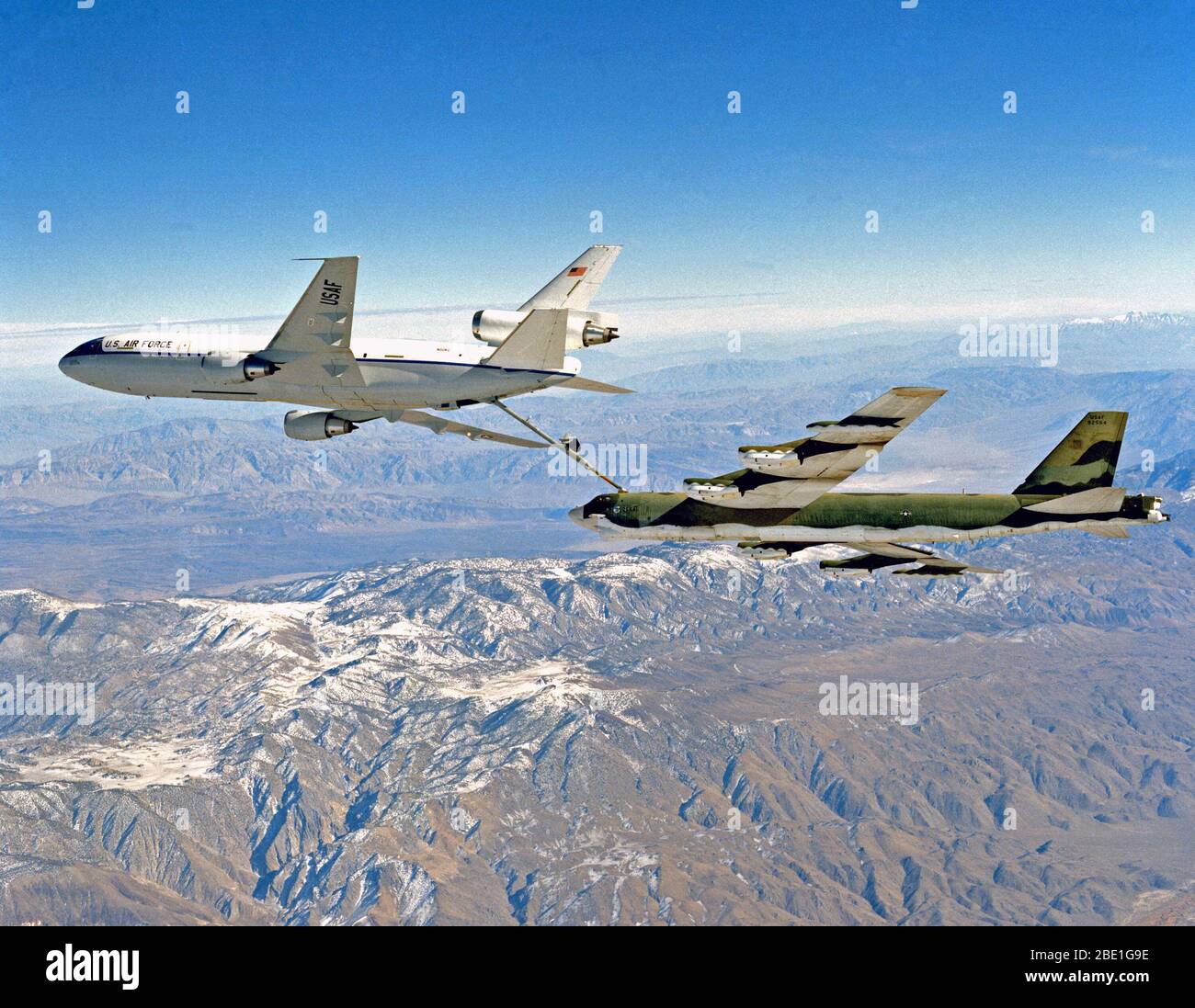 1982 - Un avion vue du côté gauche d'un avion KC-10A Extender, gauche, de ravitailler un B-52G Stratofortress avion. Banque D'Images