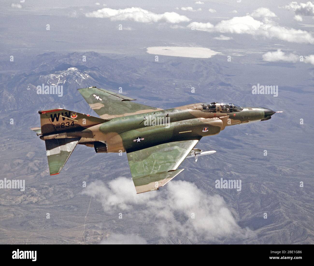 1980 - une bonne vue arrière d'un F-4G Phantom II Wild Weasel aéronef avion à droite sur une plage. Un missile AGM-45 Shrike est sur l'aile droite. Banque D'Images