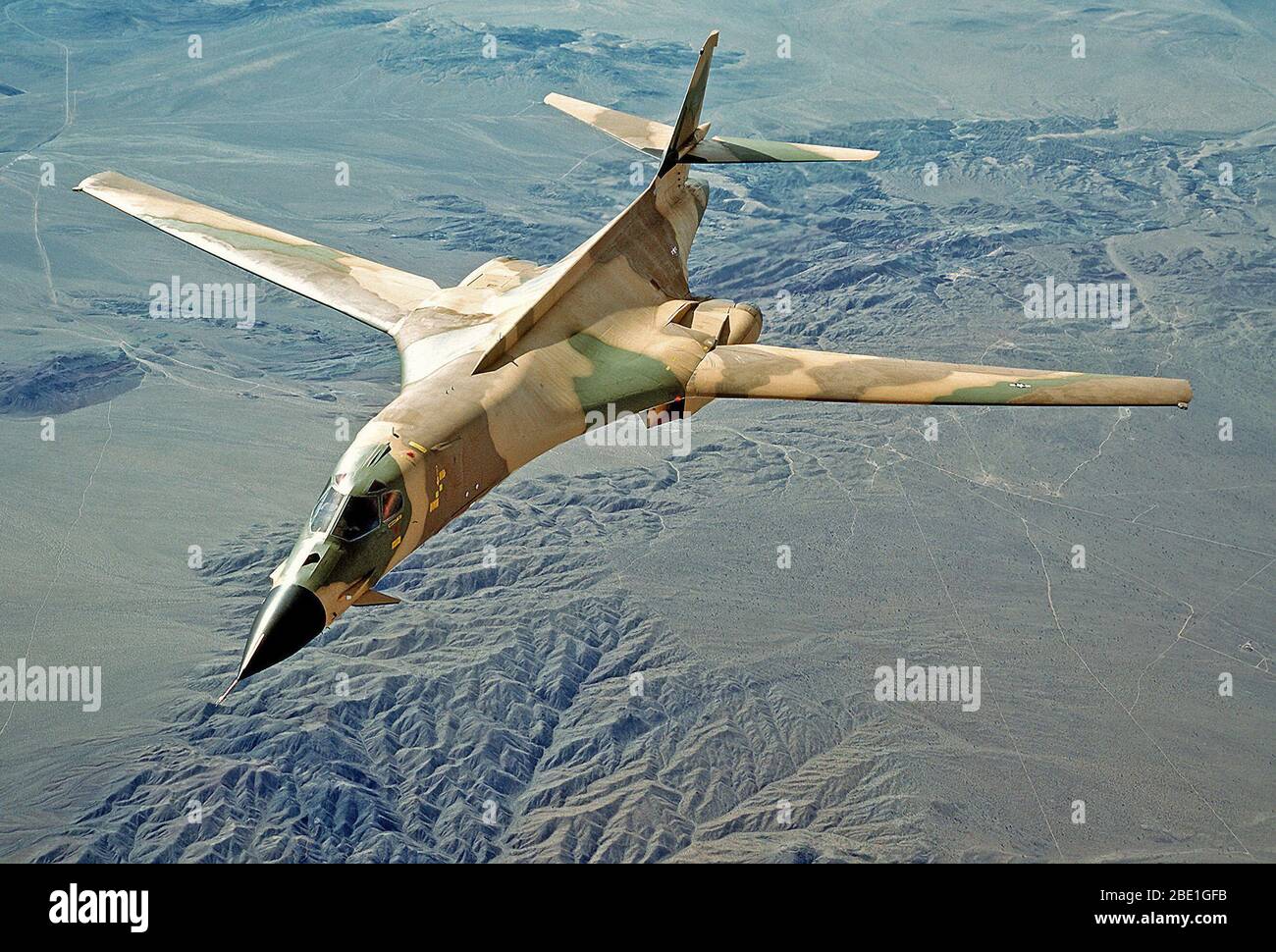 1980 - Un avion vue frontale d'un bombardier B-1 avec son nouveau schéma de peinture de camouflage Banque D'Images