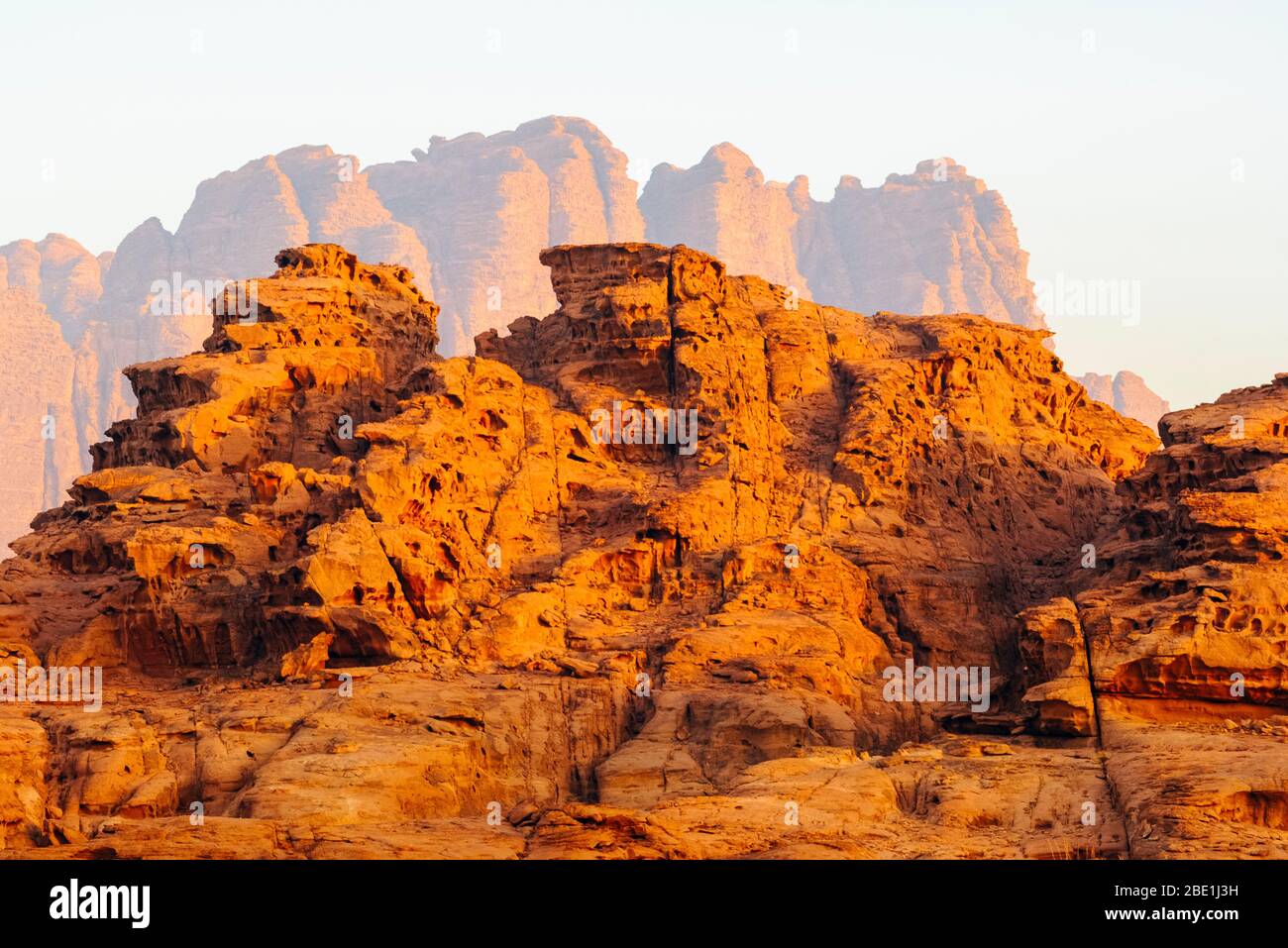 Lumière du soir sur les sommets du désert de Wadi Rum, Jordanie, zone protégée Banque D'Images