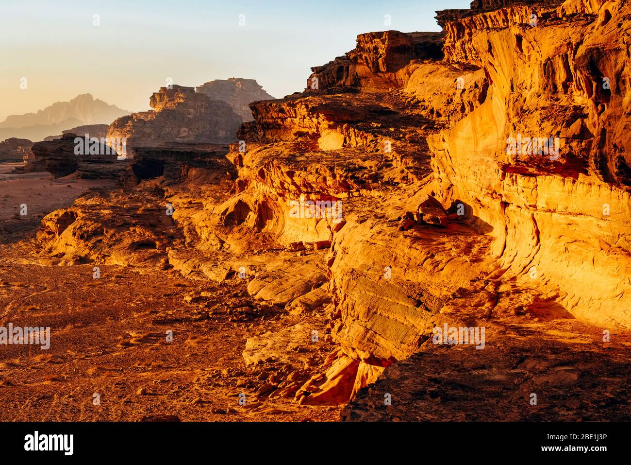 Lumière du soir sur les sommets du désert de Wadi Rum, Jordanie, zone protégée Banque D'Images