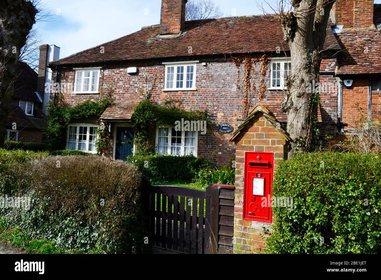 Maison en brique rouge et boîte postale GR à Bledlow, Buckinghamshire, Royaume-Uni Banque D'Images