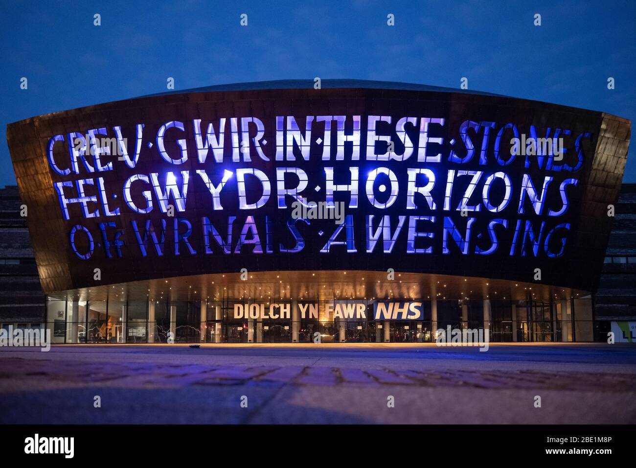 Une vue générale du Centre du Millénaire du Pays de Galles (WMC) s'est allumée en bleu à l'appui du NHS et d'autres travailleurs clés pendant le lockd du coronavirus (COVID-19) Banque D'Images