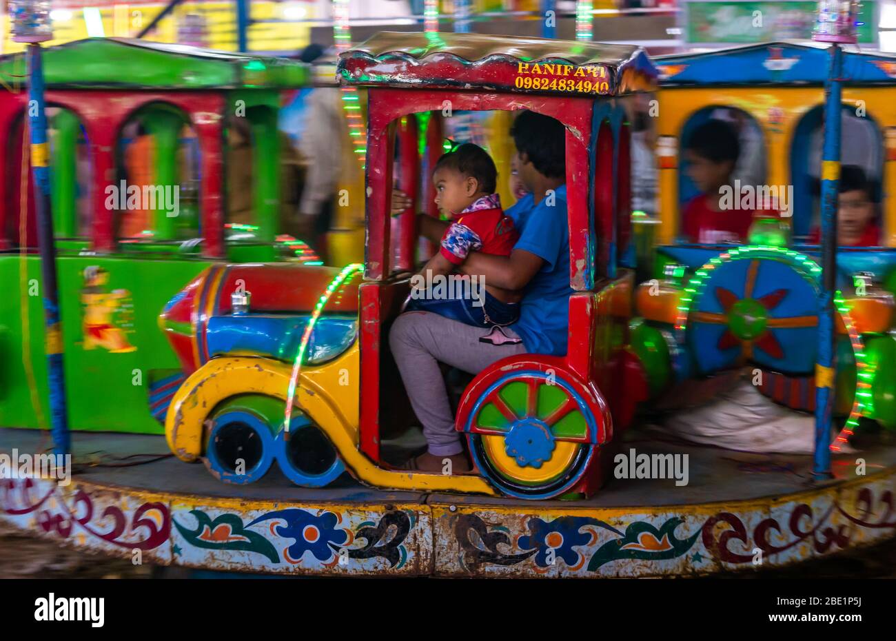 Mumbai, Inde - 01 décembre 2019: Enfant indien profitant de la promenade en carrousel dans un moteur de train au parc d'attractions Banque D'Images