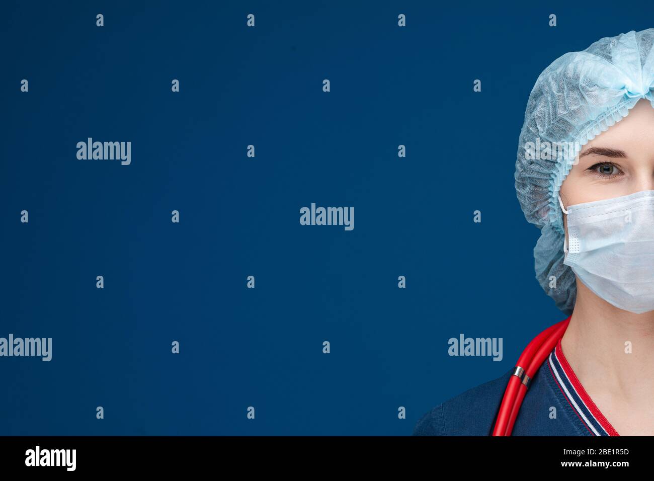 Demi-portrait d'un médecin dans un masque facial et un chapeau. Banque D'Images