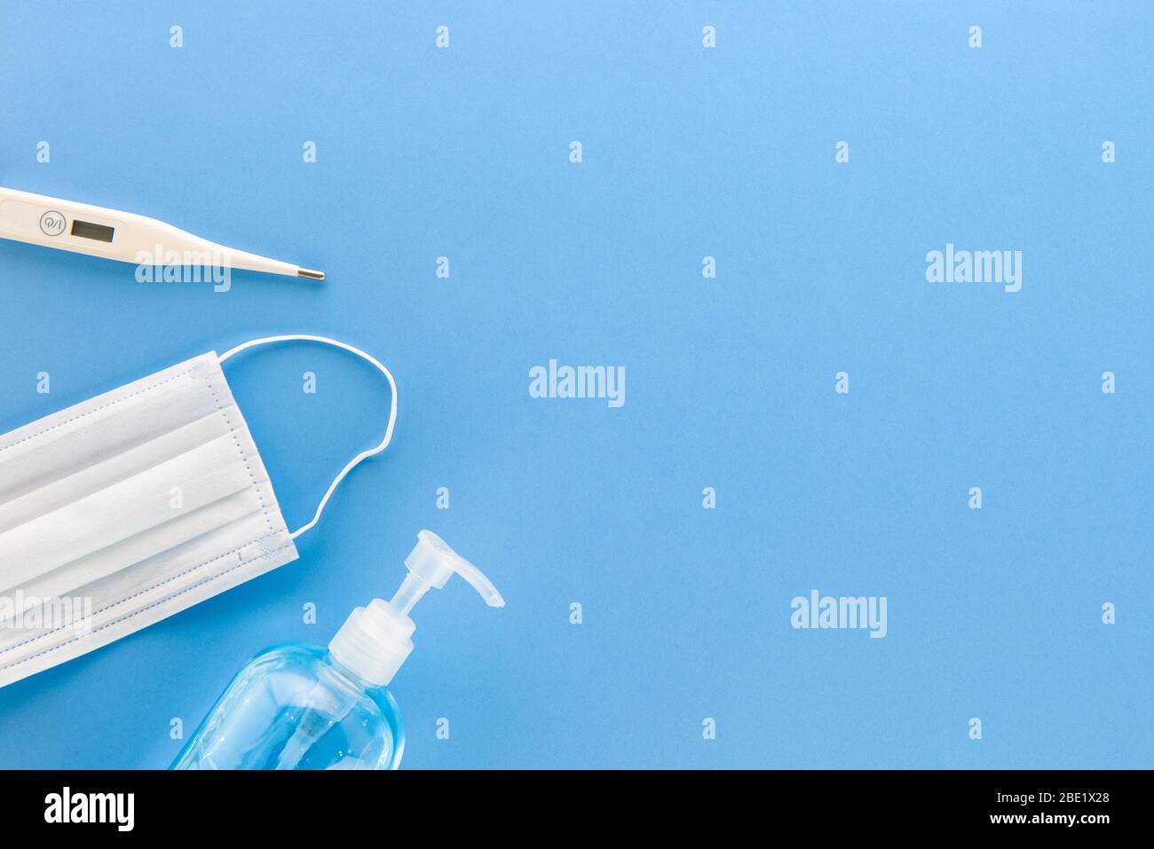 Fournitures médicales de protection, y compris masque de thermomètre et gel d'alcôhal, pour rester en sécurité de la conception de bordure de vue supérieure COVID-19 avec espace de copie sur le dos bleu Banque D'Images