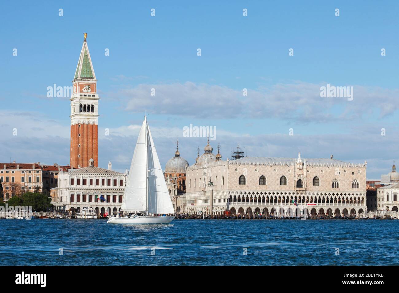 I/Venedig: Segelboot im Bacino San Marco vor dem Dogenpalast und dem Campanile Banque D'Images
