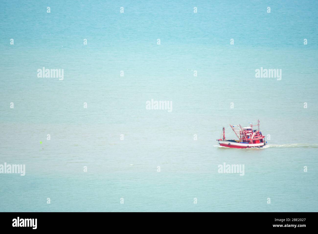 Bateaux de pêche naviguant sans vagues. Banque D'Images