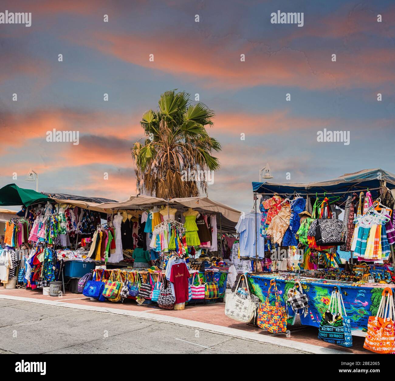 Sacs et chemises tropicaux dans un marché au coucher du soleil Banque D'Images