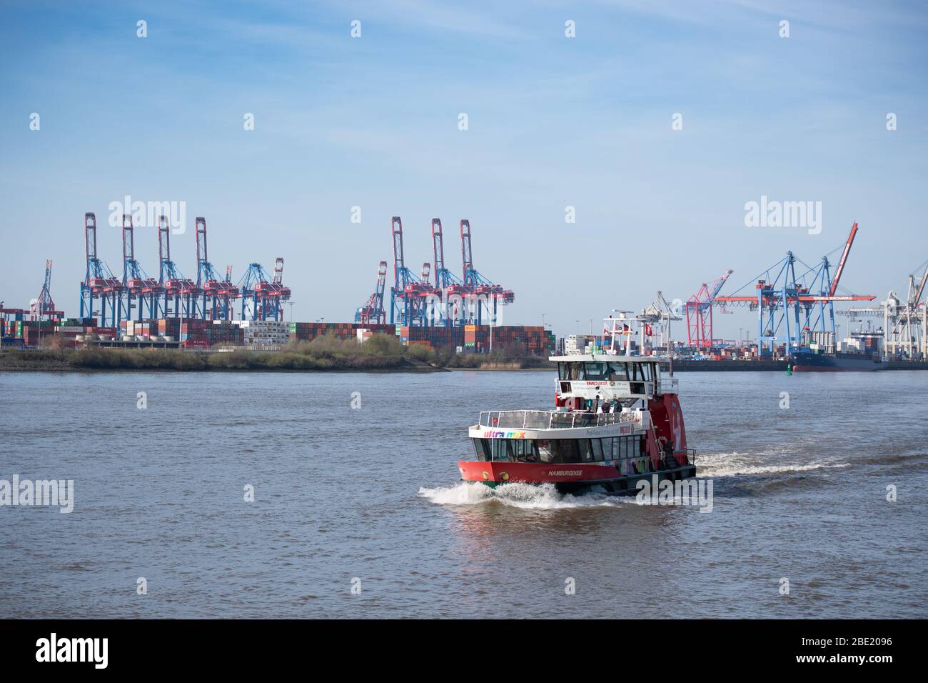 Hambourg, Allemagne. 11 avril 2020. Un ferry de la ligne 62 du HADAG traverse la rivière Elbe avec seulement quelques personnes à bord, en arrière-plan les grues portuaires peuvent être vues. Les passagers ne doivent pas utiliser la ligne 62 du HADAG pour les excursions et les excursions. Crédit: Daniel Reinhardt/dpa/Alay Live News Banque D'Images