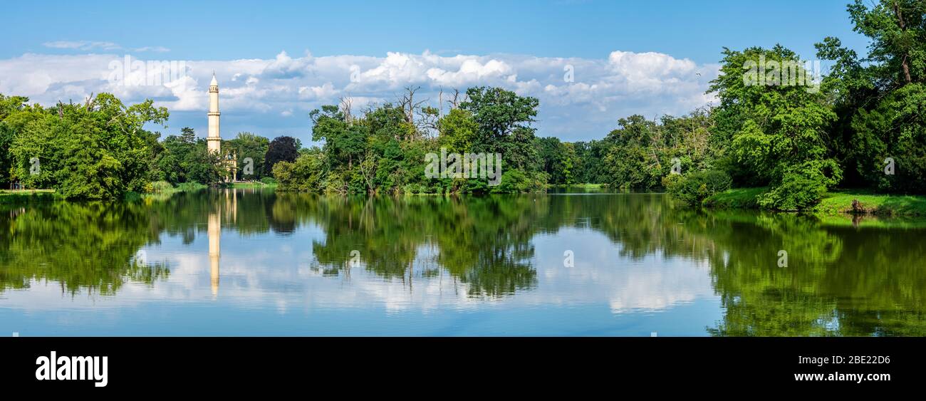 Vue panoramique sur le Minaret dans les jardins de Lednice Casle Banque D'Images