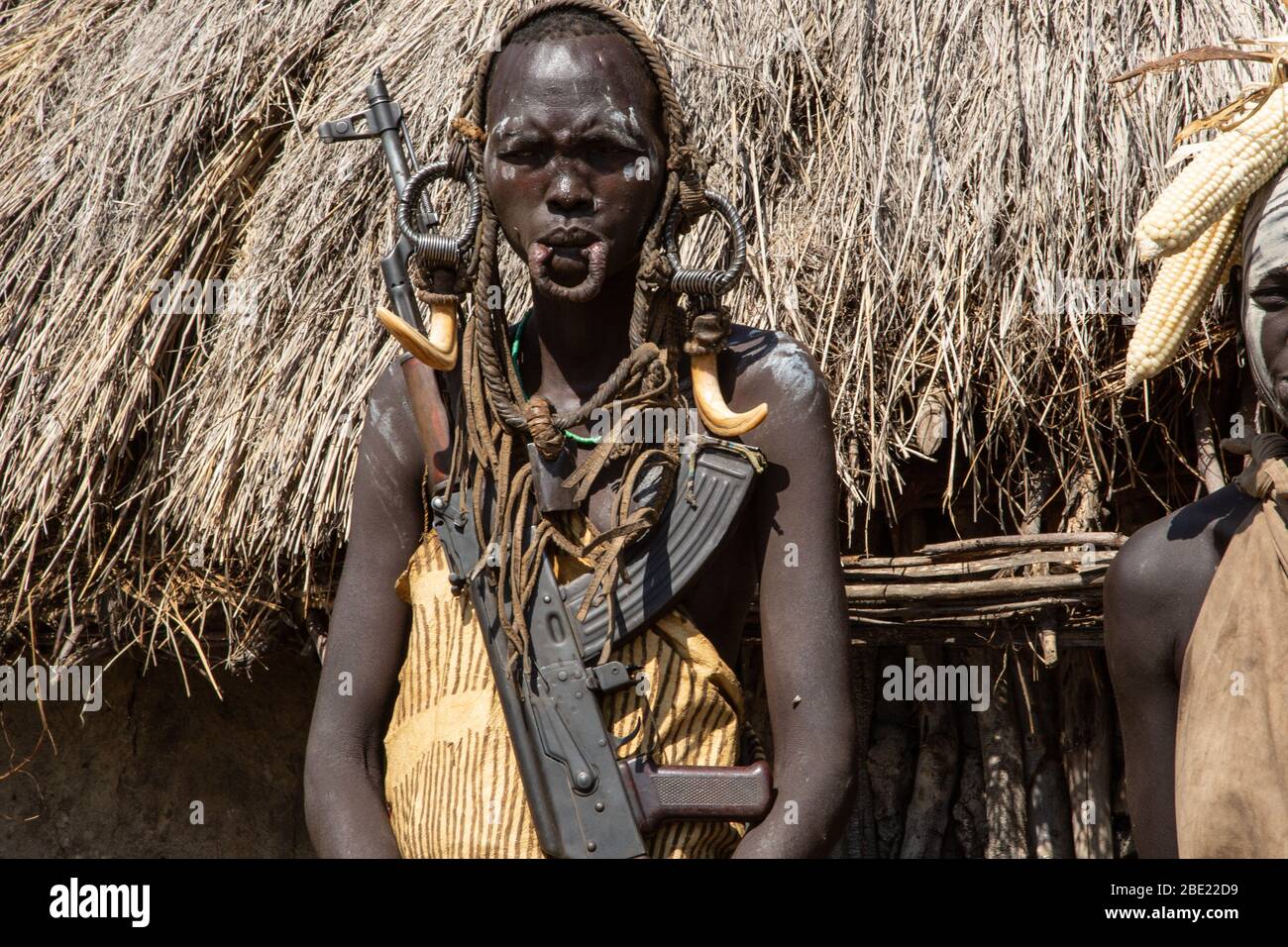 De la femme Mursi avec lèvre inférieure allongée d'organiser un disque d'argile comme ornamentstribe corps Debub Zone d'Omo, en Ethiopie. Près de la frontière soudanaise. Banque D'Images