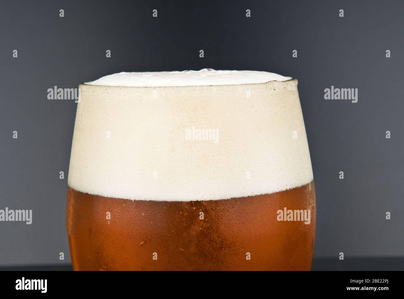 Verre brumeux avec bière froide sur fond noir Banque D'Images