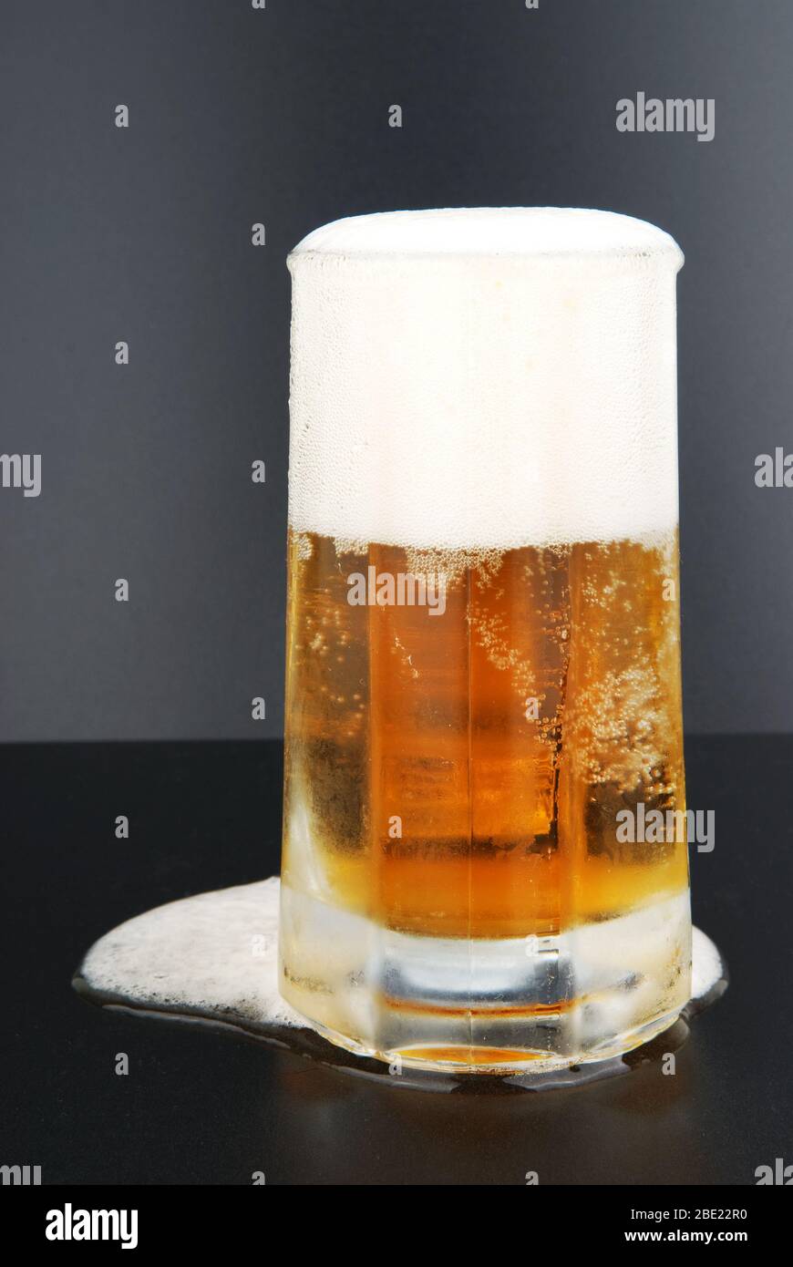 Verre brumeux avec bière froide sur fond noir Banque D'Images