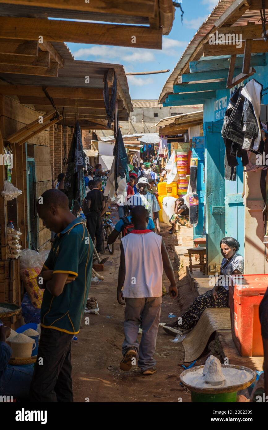 Marché étroit scène de rue à Mzuzu, dans le nord du Malawi Banque D'Images