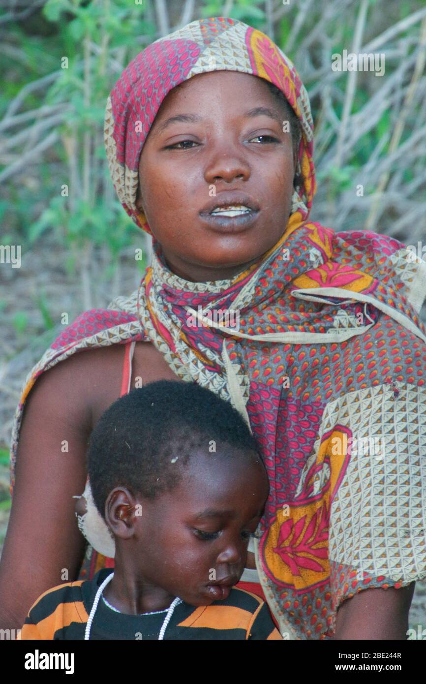 Portrait d'une jeune mère Hadza avec son bébé, Hadza ou Hadzabe est une petite tribu de chasseurs cueilleurs. Photographié au lac Eyasi, Tanzanie Banque D'Images