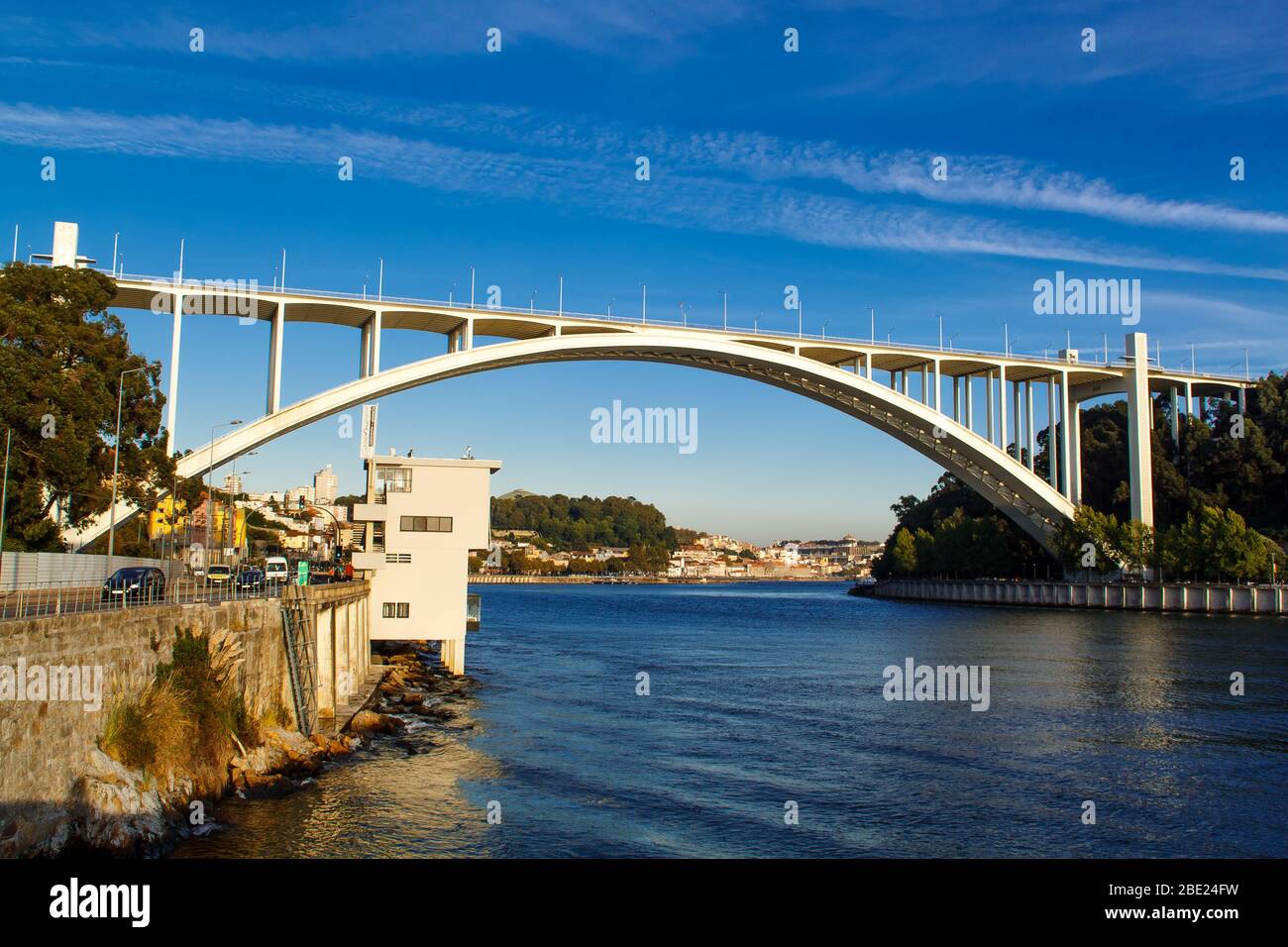 Porto, Portugal - 04 octobre 2016 : pont Arrabida - pont arque en béton armé, qui transporte six voies de circulation sur le fleuve Douro. Banque D'Images