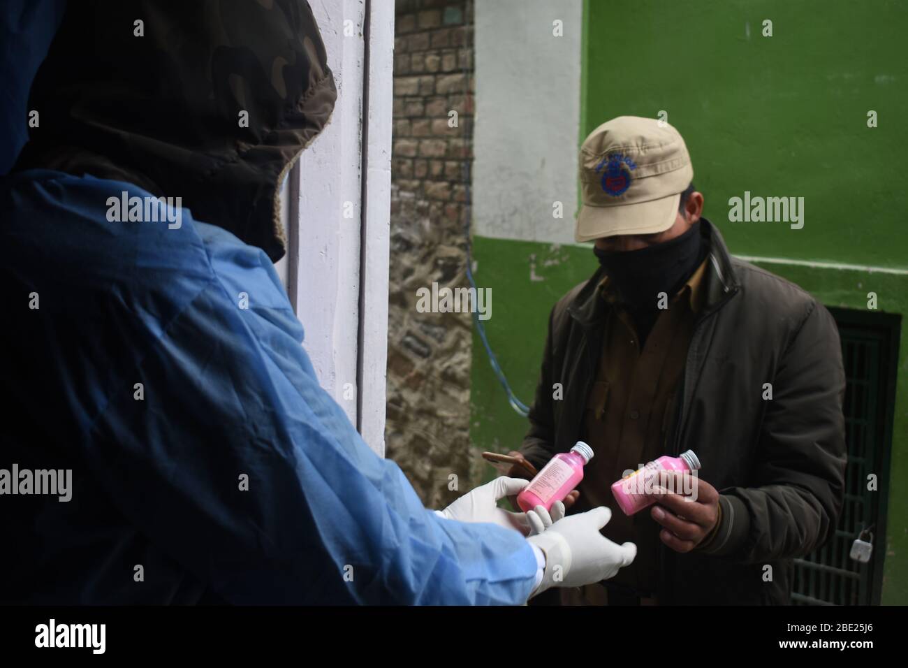 Un agent de police prend des médicaments du magasin médical libre à la srinagar de chattabal. Banque D'Images