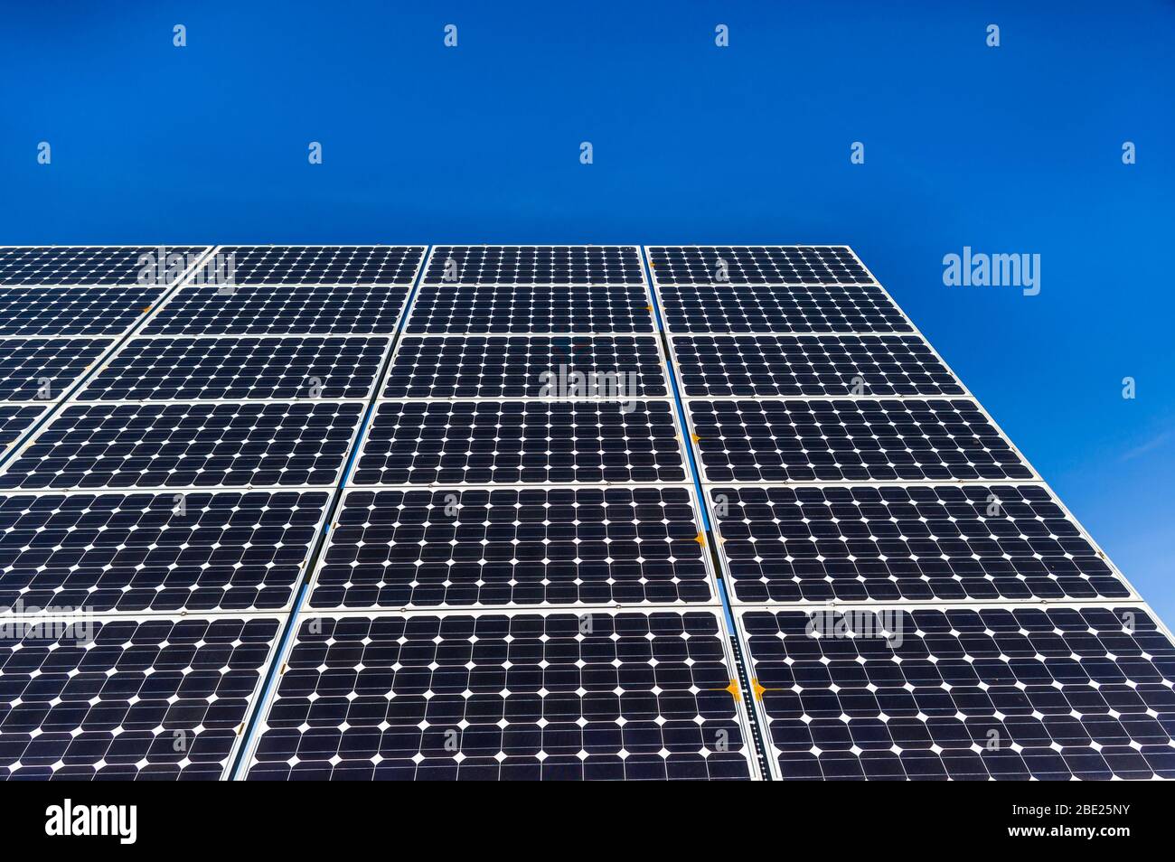 Vue détaillée des panneaux solaires d'une centrale solaire dans un ciel bleu clair et sans nuages Banque D'Images