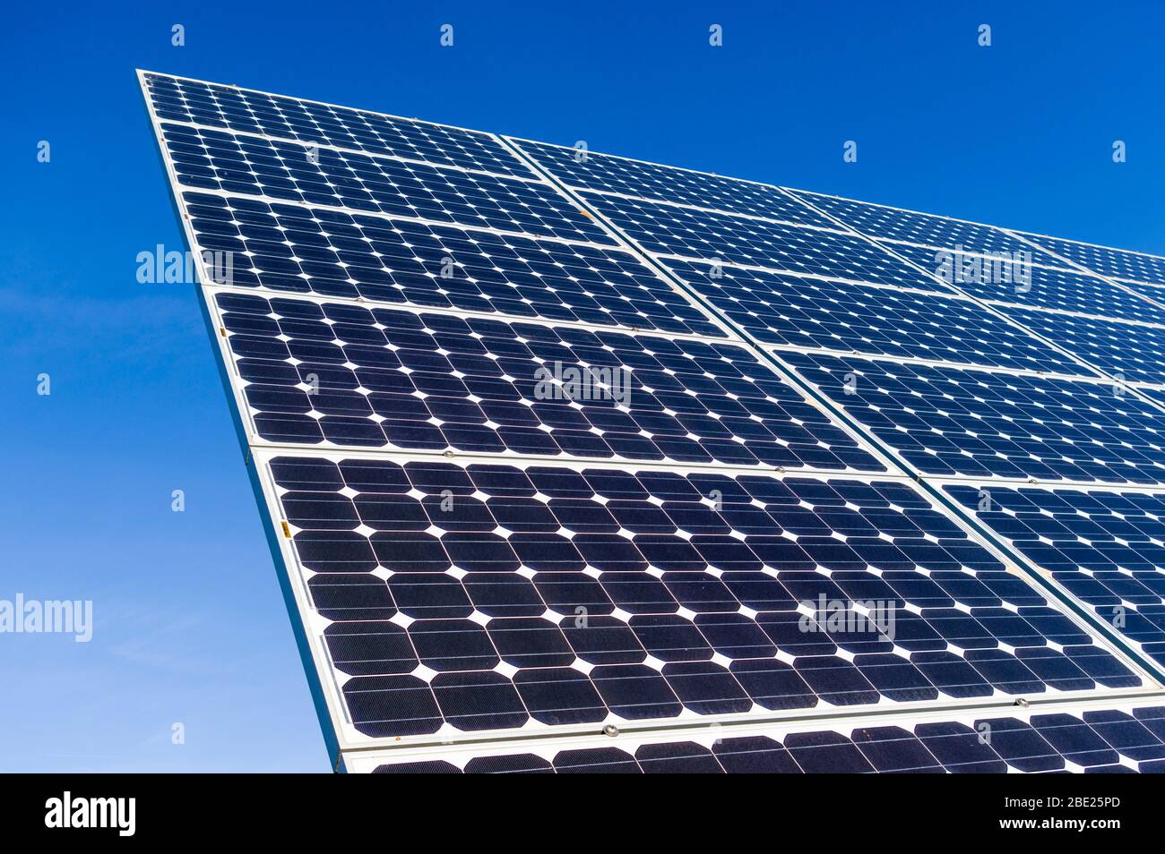 Vue détaillée des panneaux solaires d'une centrale solaire dans un ciel bleu clair et sans nuages Banque D'Images