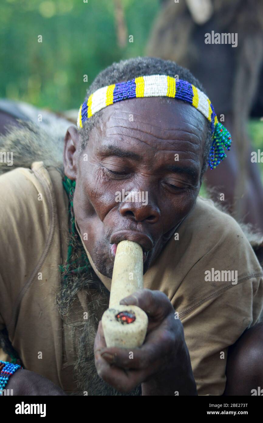 Fumer la pipe traditionnelle Banque de photographies et d’images à haute résolution Alamy