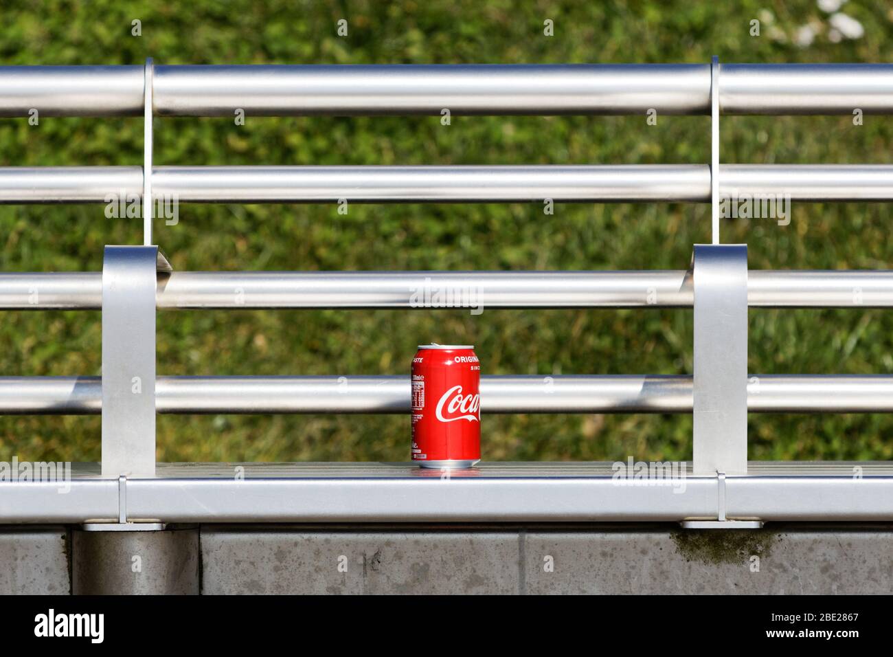 Une canette vide de Coca-Cola sur un banc d'alluminium à l'algue, Swansea, Pays de Galles, Royaume-Uni. Jeudi 26 mars 2020 Banque D'Images