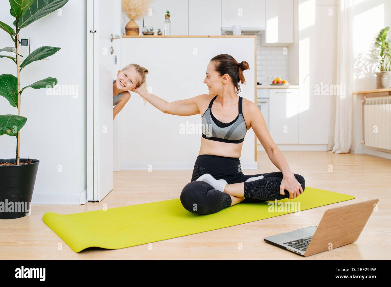 Son école empêche la maman de faire des cours de yoga en ligne Banque D'Images