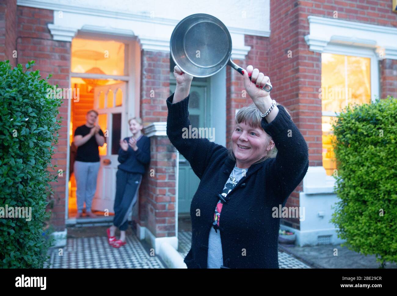 Les gens sortent de leur maison tous les jeudis à 20:00 pour la semaine "Clap pour les soignants". Ils montrent leur soutien aux travailleurs et aux soignants du NHS. Banque D'Images