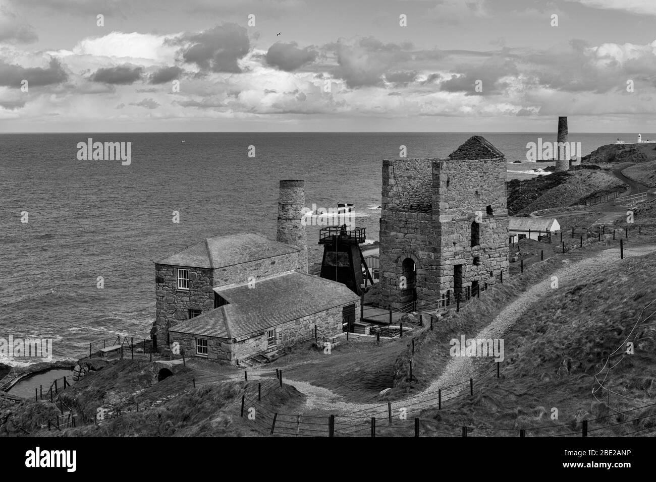 Les maisons de pompage et de faisceaux, Levant Mine, site classé au patrimoine mondial de l'UNESCO, Penwith Peninsula, Cornwall, Royaume-Uni. Version noir et blanc Banque D'Images