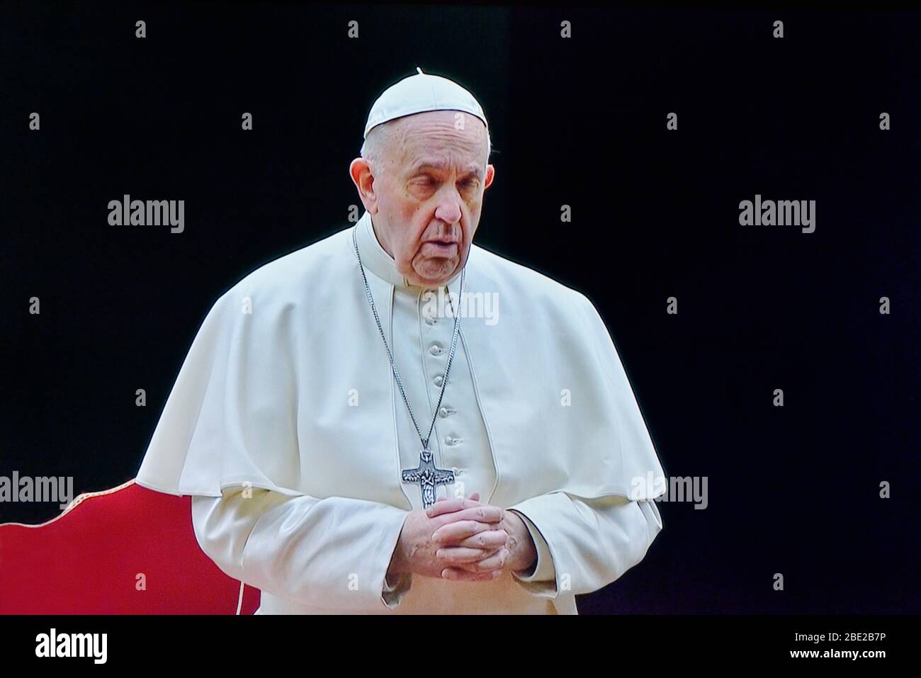 Le pape François a dirigé la traditionnelle via Crucis dans un désert Saint-Pierre le soir du vendredi Saint-Jean 10 avril 2020 (virus pandémique Corona Covid -19) Banque D'Images