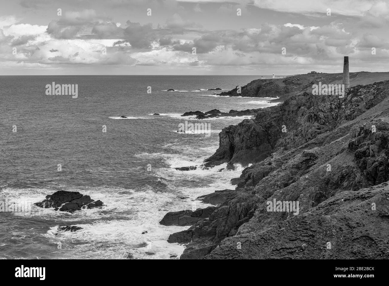 La côte nord de Cornish, près de la mine Levant, site classé au patrimoine mondial de l'UNESCO, péninsule de Penwith, Cornwall, Royaume-Uni. Version noir et blanc Banque D'Images