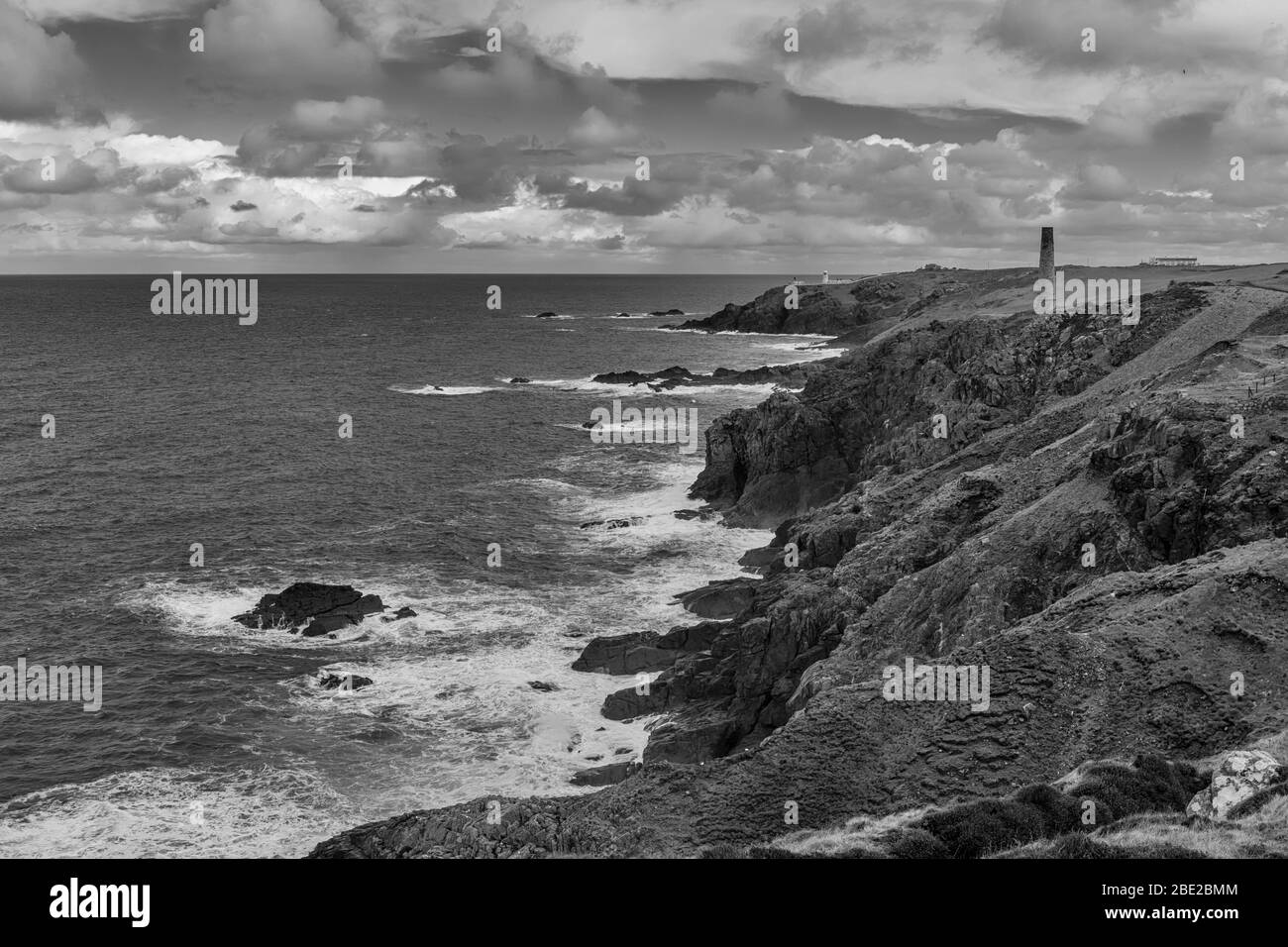 La côte nord de Cornish, près de la mine Levant, site classé au patrimoine mondial de l'UNESCO, péninsule de Penwith, Cornwall, Royaume-Uni. Version noir et blanc Banque D'Images