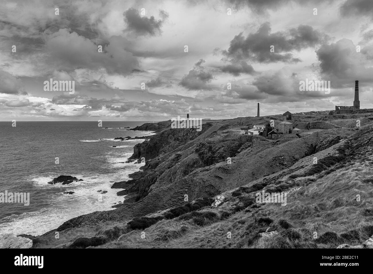 La côte nord de Cornish, près de la mine Levant, site classé au patrimoine mondial de l'UNESCO, péninsule de Penwith, Cornwall, Royaume-Uni. Version noir et blanc Banque D'Images