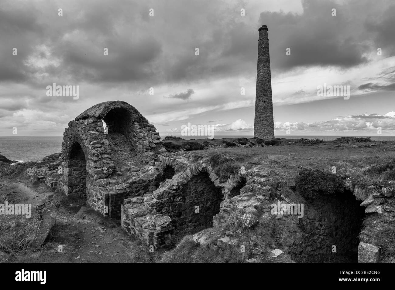 Les ruines du labyrinthe de calciners à la mine Botallack, site classé au patrimoine mondial de l'UNESCO, péninsule de Penwith, Cornwall, Royaume-Uni. Version noir et blanc Banque D'Images